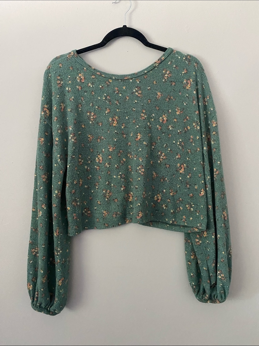 Green Floral Cropped Long-Sleeve Top